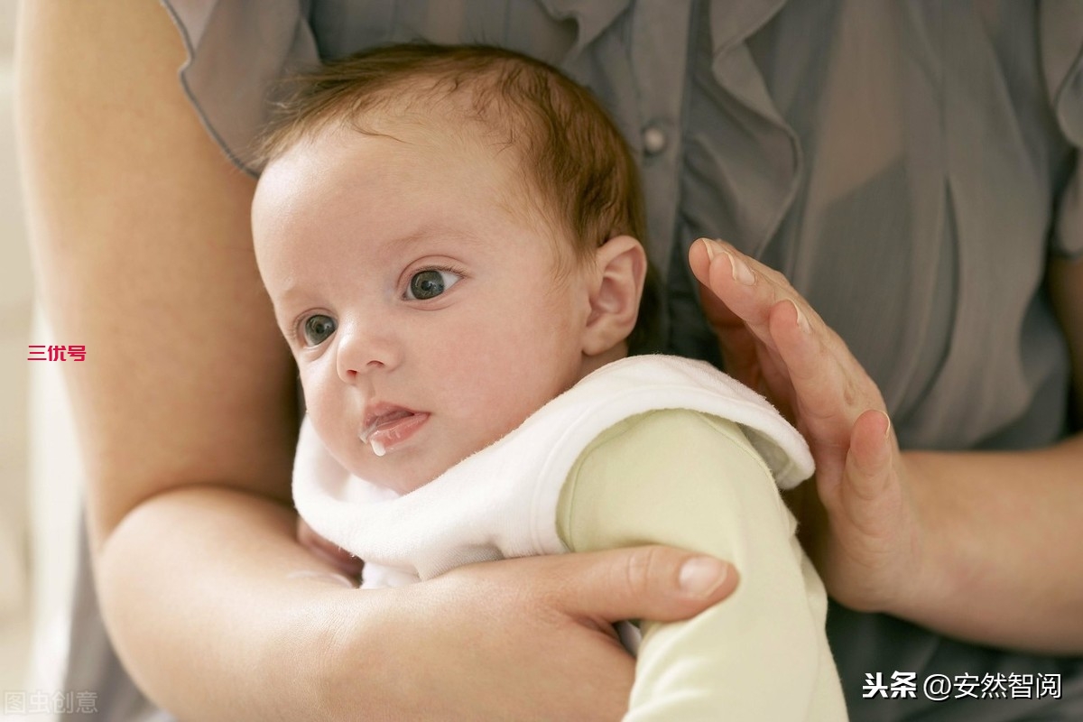 新生儿经常吐奶怎么办？几个手法就能化解，6-8个月吐奶就会消失