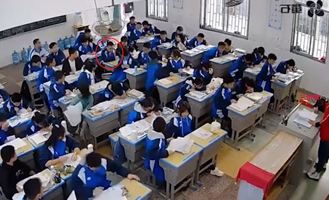 湖南一中学生教室打伤女老师，被多名学生控制，网信办：已处理好