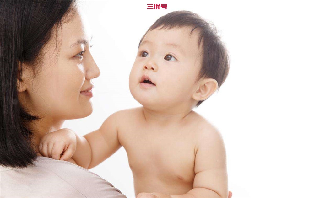 宝宝吐奶有哪些原因，母乳和奶粉要分开看，不要刚喂完就逗宝宝