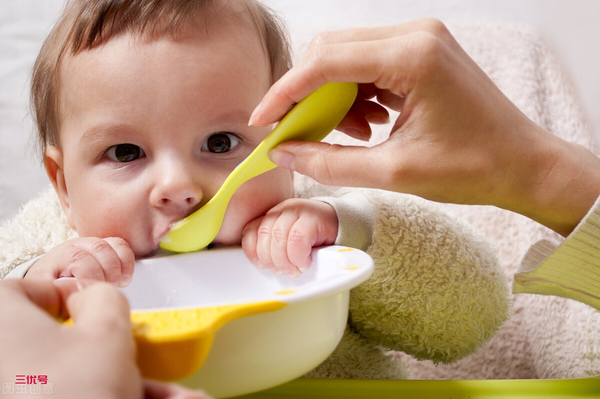 5~6个月宝宝要添加辅食，该怎么喂养？注意哪些方面？