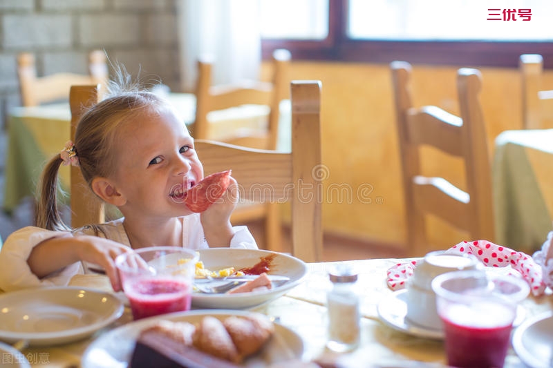 上幼儿园的孩子，早餐该在哪里吃最好？唐家爷爷的做法值得借鉴
