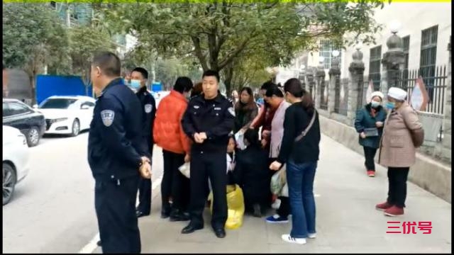 暖心！凤冈街头孕妇突然生产 女民警相助男民警转身围成人墙