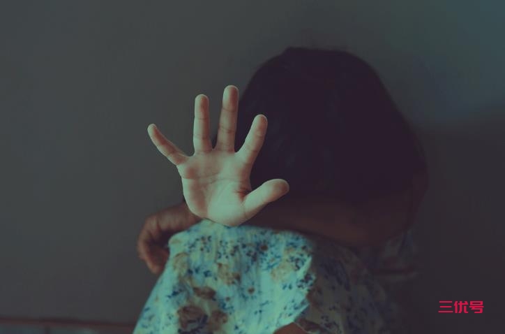 新加坡男子猥亵女儿多年，还强迫儿子性侵醉酒的母亲？被判29年