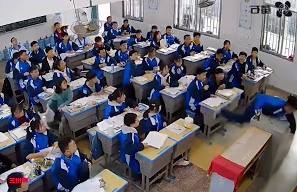 湖南一中学生教室打伤女老师，被多名学生控制，网信办：已处理好