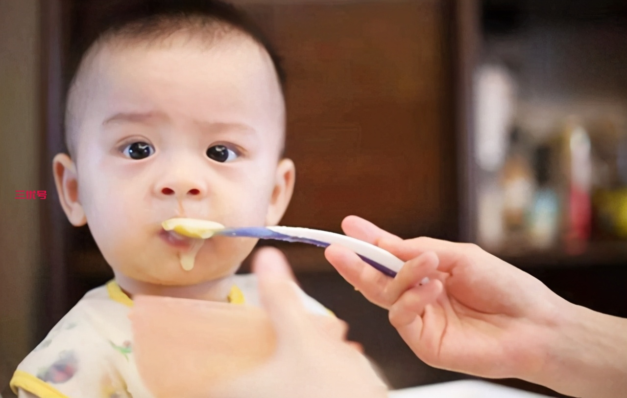 宝宝6个月后，该怎么添加辅食？先后顺序和辅食量，父母别搞混