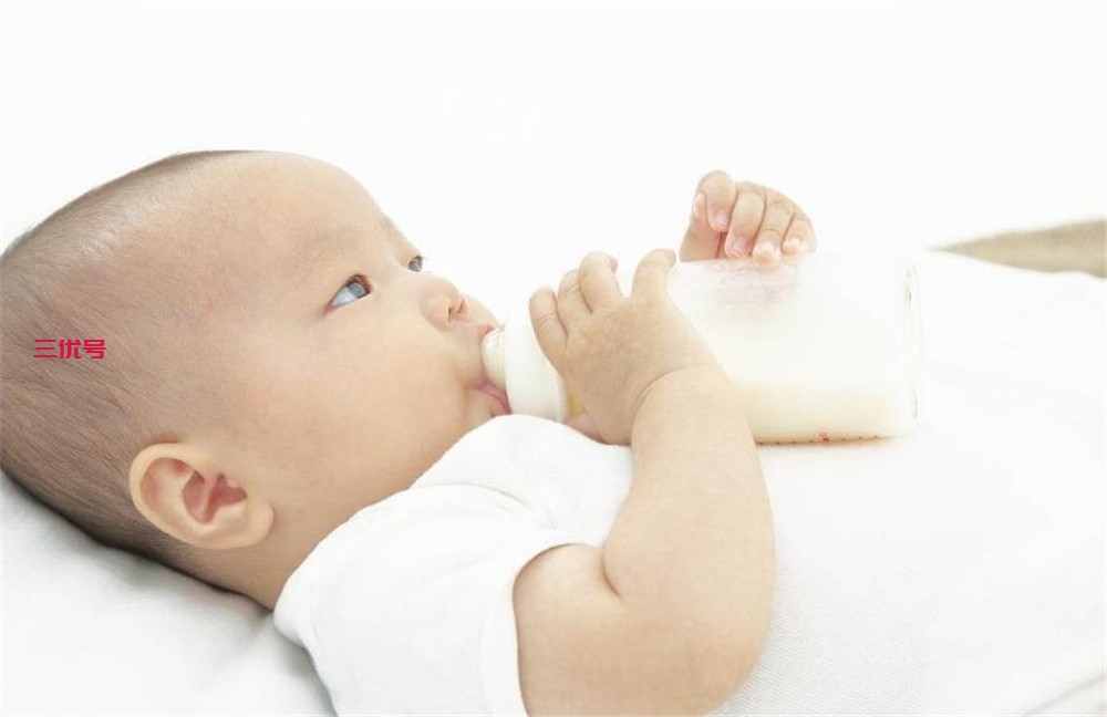 宝宝吐奶有哪些原因，母乳和奶粉要分开看，不要刚喂完就逗宝宝