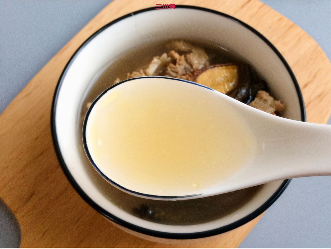 一碗可以喝了暖到脚的骨头汤，温补还营养，学会做给家人喝