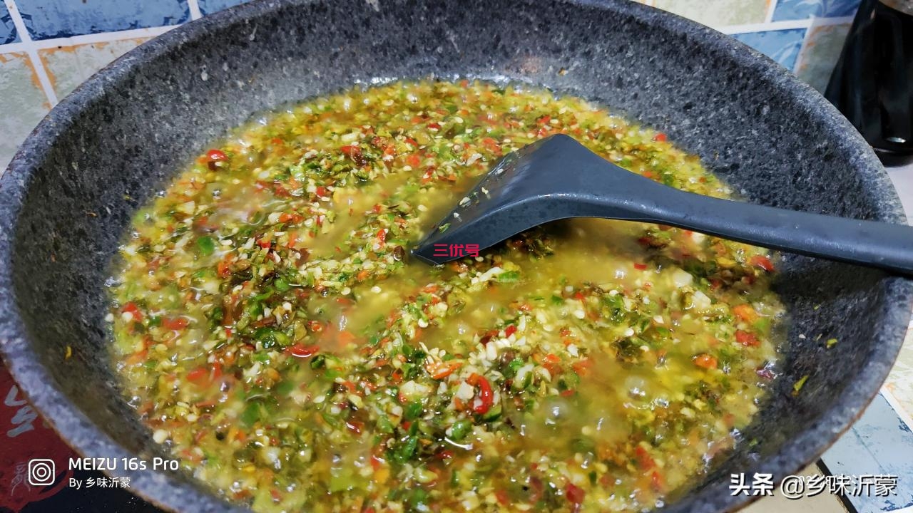 农村自家种的青椒吃不了，摘一些做个简单的辣椒酱，味道鲜美