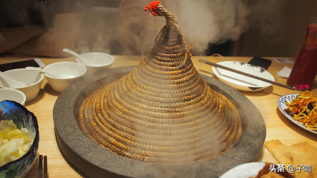 番茄汤汁的蒸汽石锅鱼，做好只要4分钟，拿汤汁拌米饭吃味道超棒