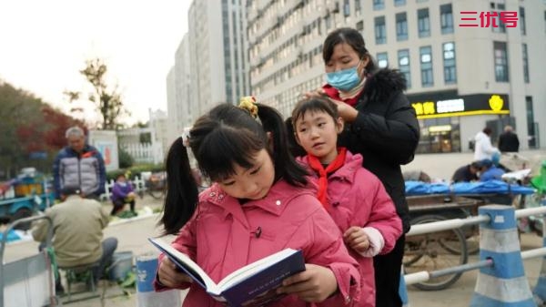 杭州8岁双胞胎姐妹捡到20万！妈妈慌了：从来没见到过那么多现金……