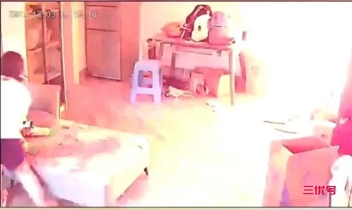 10秒钟，儿子的哭闹不止让妈妈离开厨房，完美避开了煤气罐爆炸