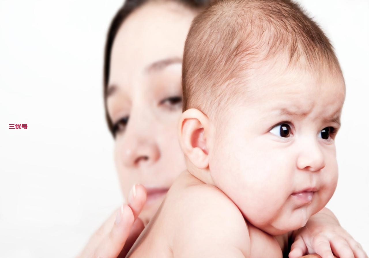 新生儿吐奶的主要原因，是妈妈的错误喂养，别以为拍几下就没事了