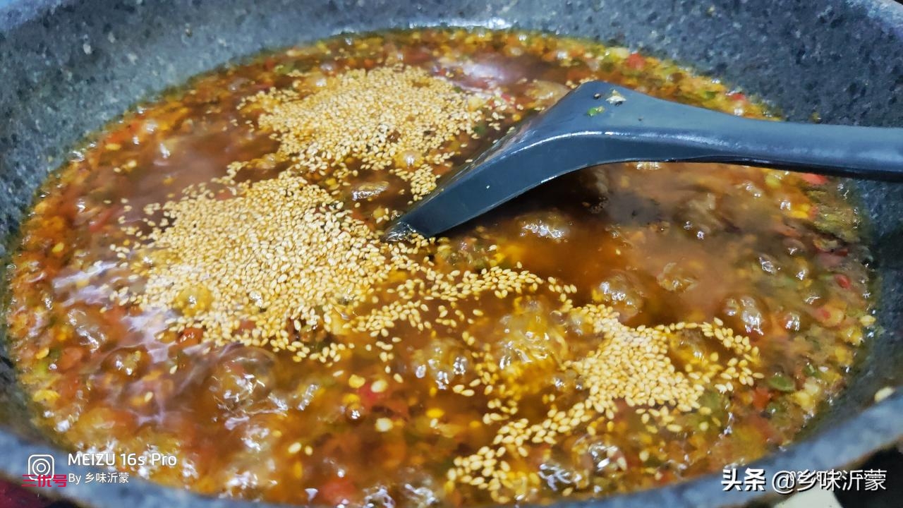 农村自家种的青椒吃不了，摘一些做个简单的辣椒酱，味道鲜美