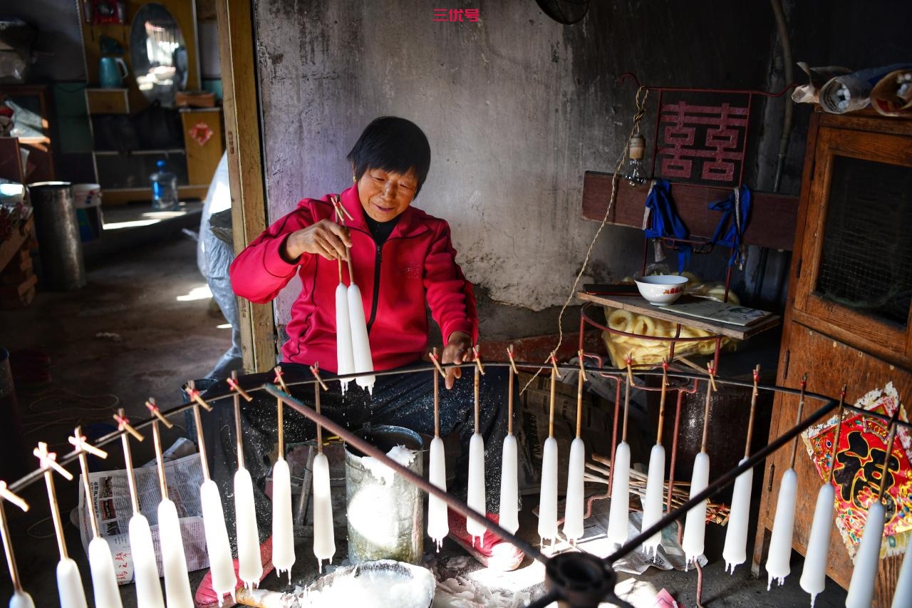 山东青岛：传统手工制蜡烛迎接新年
