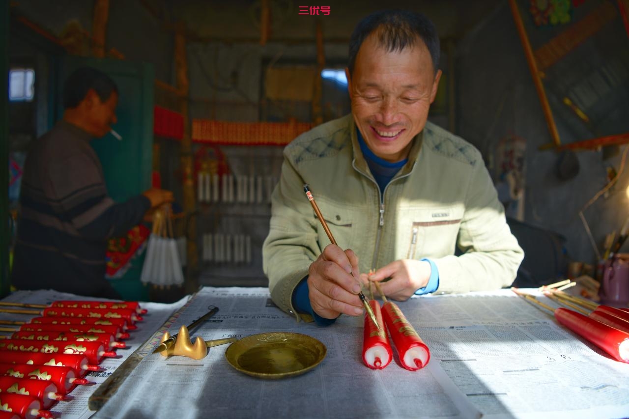 山东青岛：传统手工制蜡烛迎接新年