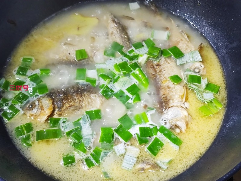 奶白鲫鱼汤最简单做法：吃鱼不见鱼的鲫鱼汤