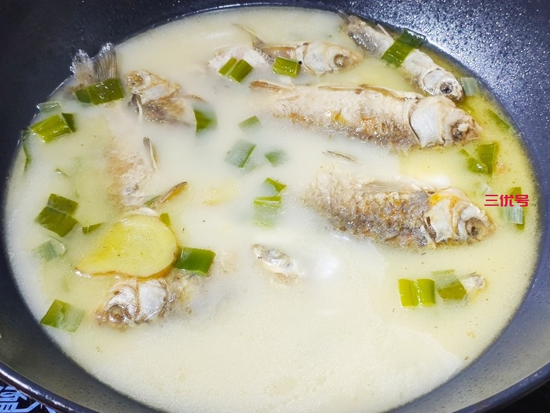 奶白鲫鱼汤最简单做法：吃鱼不见鱼的鲫鱼汤