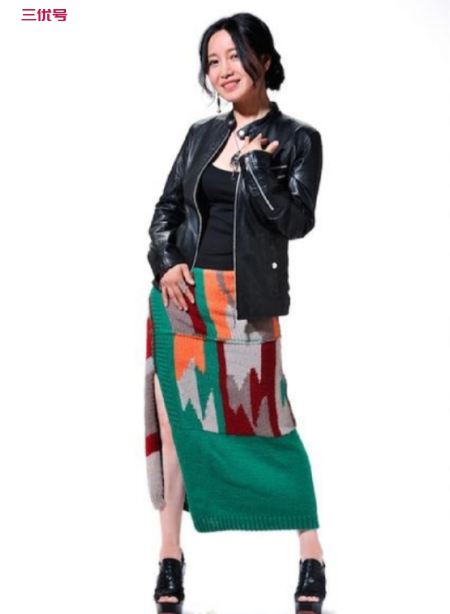 斯琴格日乐穿蒙族服装真美，显示了蒙族服装的独特风格和魅力。