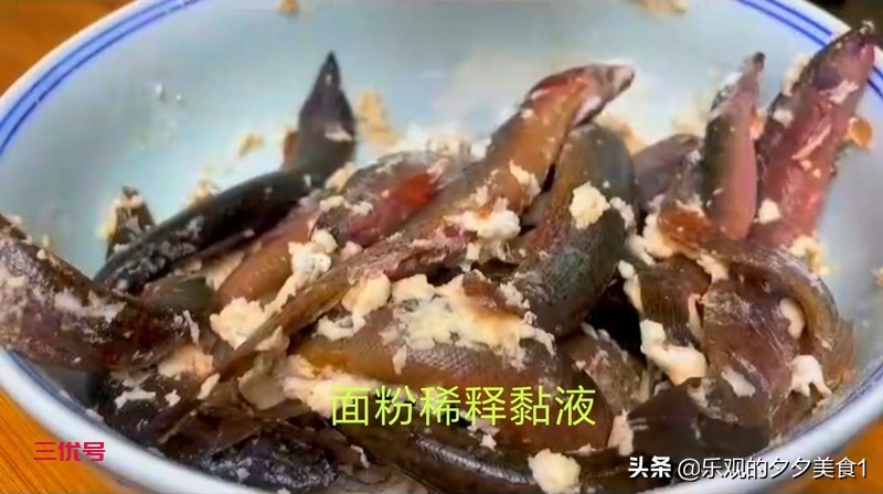 泥鳅这样做，没有土腥味，还好吃，颜色也好看